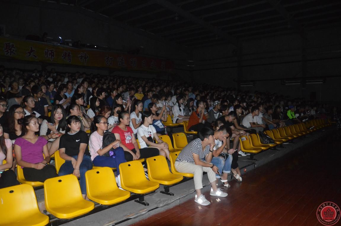 2015级新生观看《开学第一课 》 