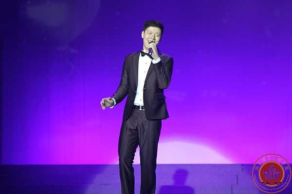 我院2013-2014学年开学典礼暨教师节庆祝大会隆重举行