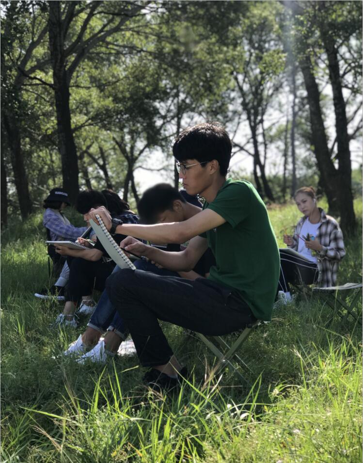 我院艺术设计系新生前往张北大河开展艺术写生活动 我院艺术设计系新生前往张北大河开展艺术写生活动