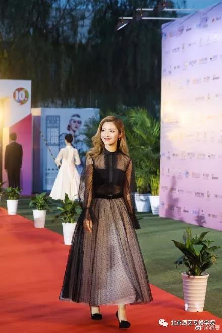 我院毕业生潘辰受邀助演第十届国际大学生时尚设计盛典 我院毕业生潘辰受邀助演第十届国际大学生时尚设计盛典