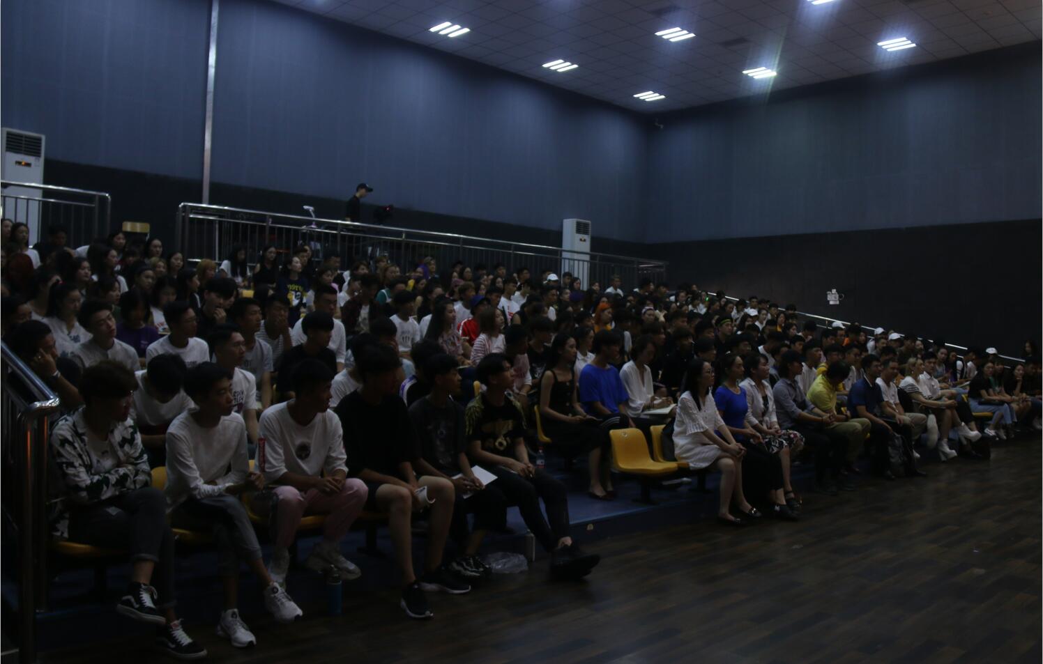 梁伯龙教授为表演系新生讲授开学第一课