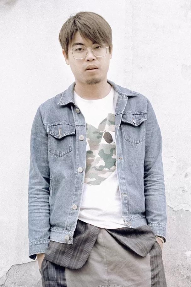 我院文化产业管理系毕业生庄毅参演易中天首部话剧《模范监狱》 我院文化产业管理系毕业生庄毅参演易中天首部话剧《模范监狱》