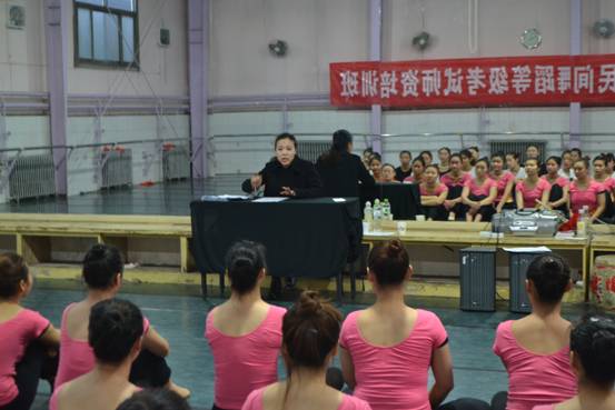 舞蹈系中国民族民间舞蹈等级考试顺利进行