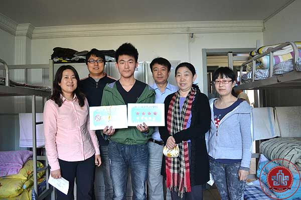 学院领导为三月“星级寝室”挂牌 学院领导为三月“星级寝室”挂牌