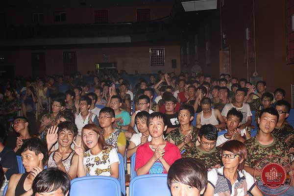 我院2013级新生军训联欢晚会完美落幕 我院2013级新生军训联欢晚会完美落幕