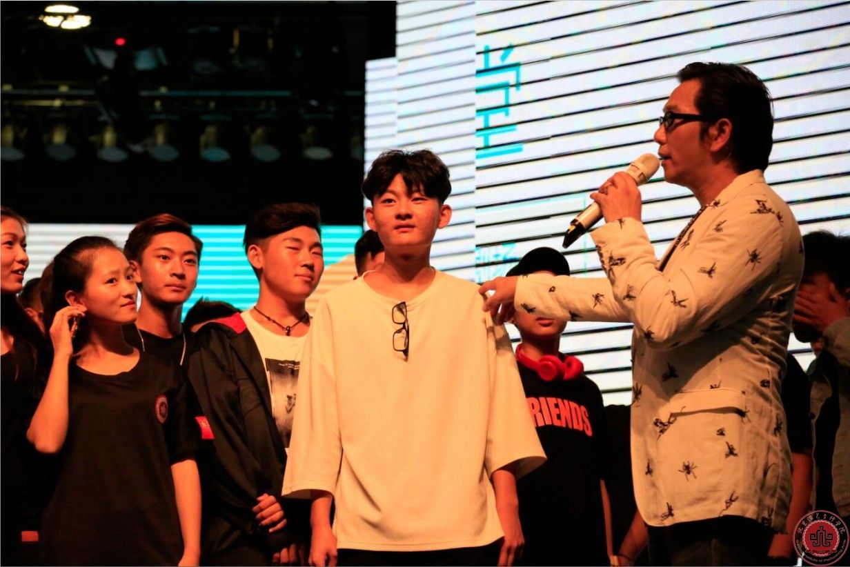 香港著名演员、歌手温兆伦被聘为我院客座教授 香港著名演员、歌手温兆伦被聘为我院客座教授