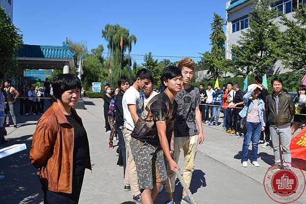 我院秋季拔河比赛预赛阶段圆满结束