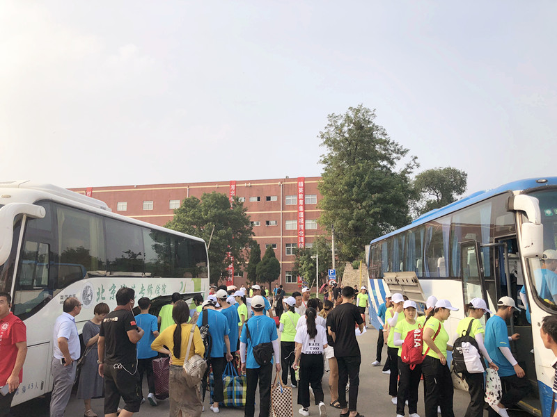 人气火爆 ——北京演艺专修学院2018新生报到首日现场直击