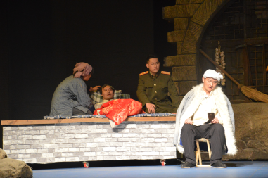2012级毕业大戏《黄土谣》精彩上演，获观众高度评价