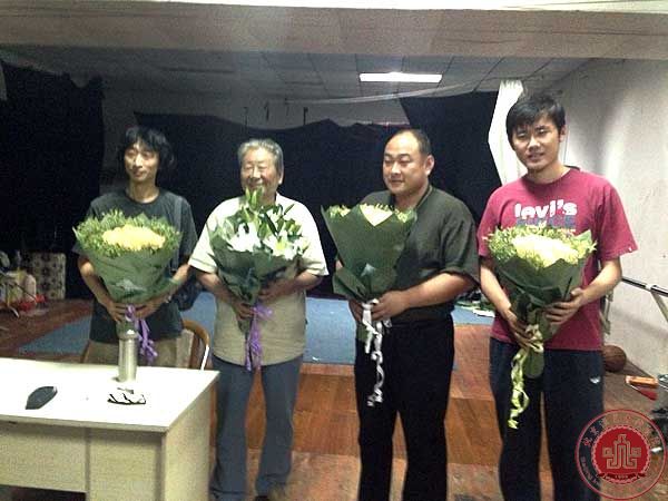 踏入大学后的第一个教师节 编导系全体新生向老师祝福