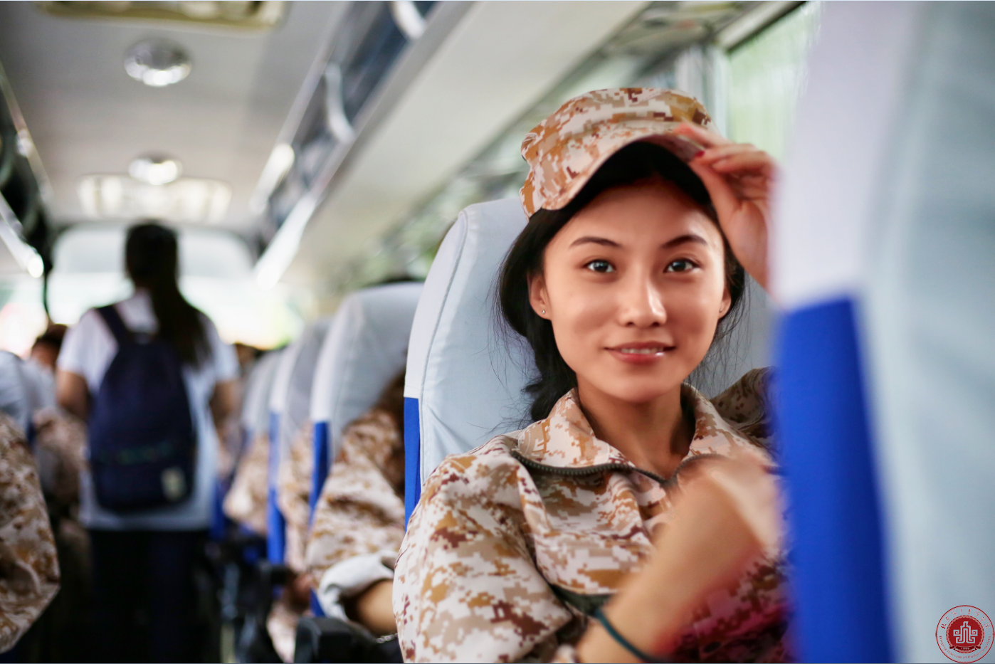 又是一年开学季，北京演艺专修学院新生报到美女帅哥如云