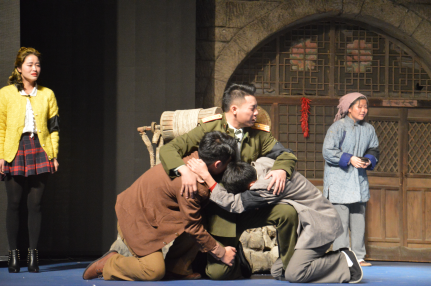 2012级毕业大戏《黄土谣》精彩上演，获观众高度评价