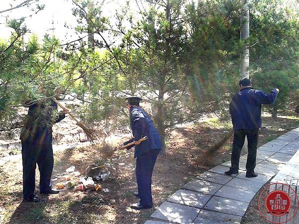 清明节保卫处组织保安清理绿化带