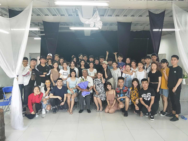 梁伯龙教授走进16级学生表演课堂为学生授课 梁伯龙教授走进16级学生表演课堂为学生授课