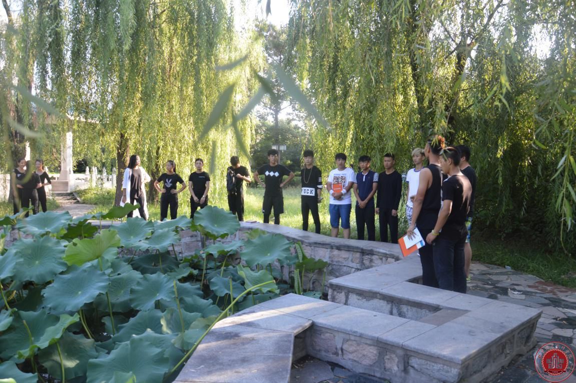 因为我们都年轻，每个人都有神圣的梦