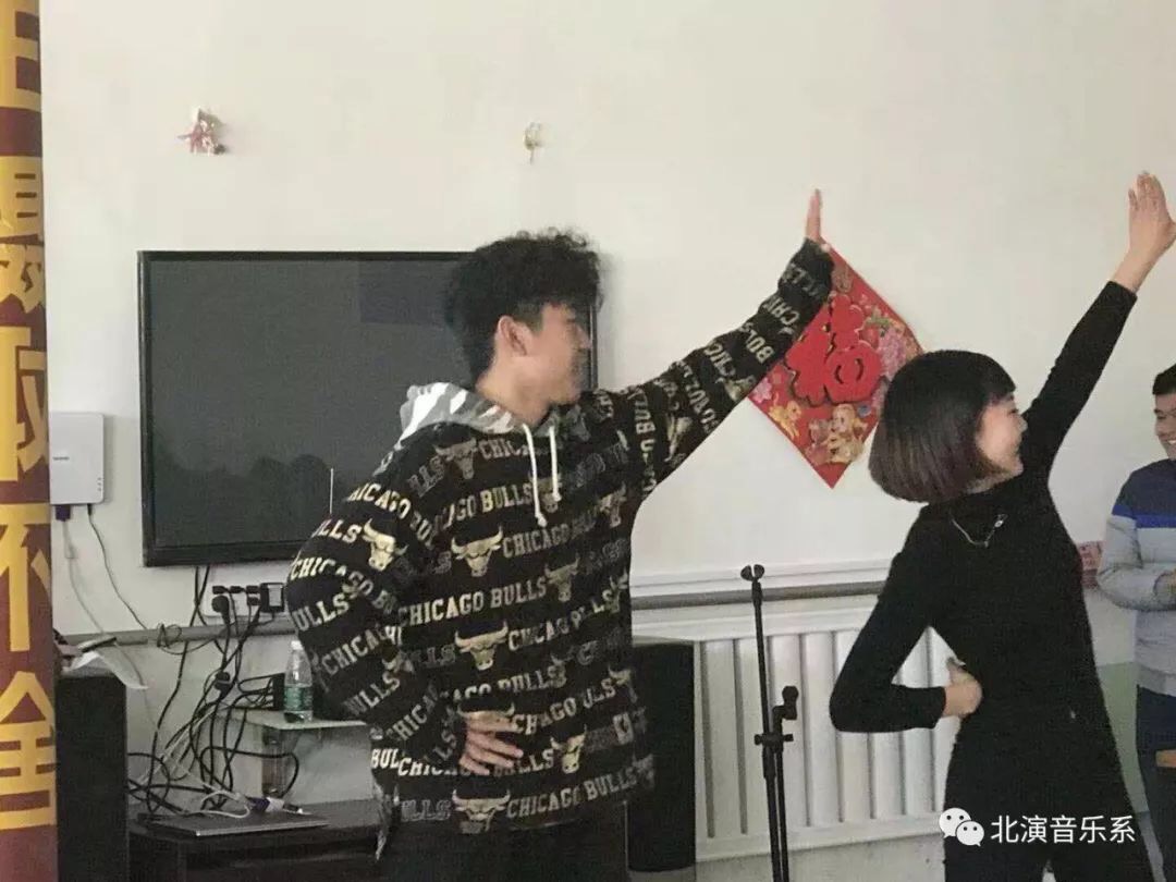 我院音乐系“走进敬老院,关心孤寡”暨文艺汇演圆满成功 我院音乐系“走进敬老院,关心孤寡”暨文艺汇演圆满成功