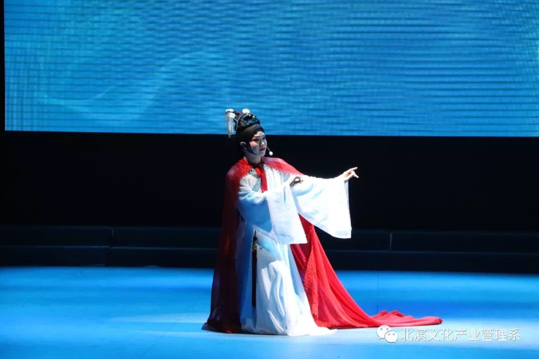 挥手别校园 扬头向前方 挥手别校园 扬头向前方