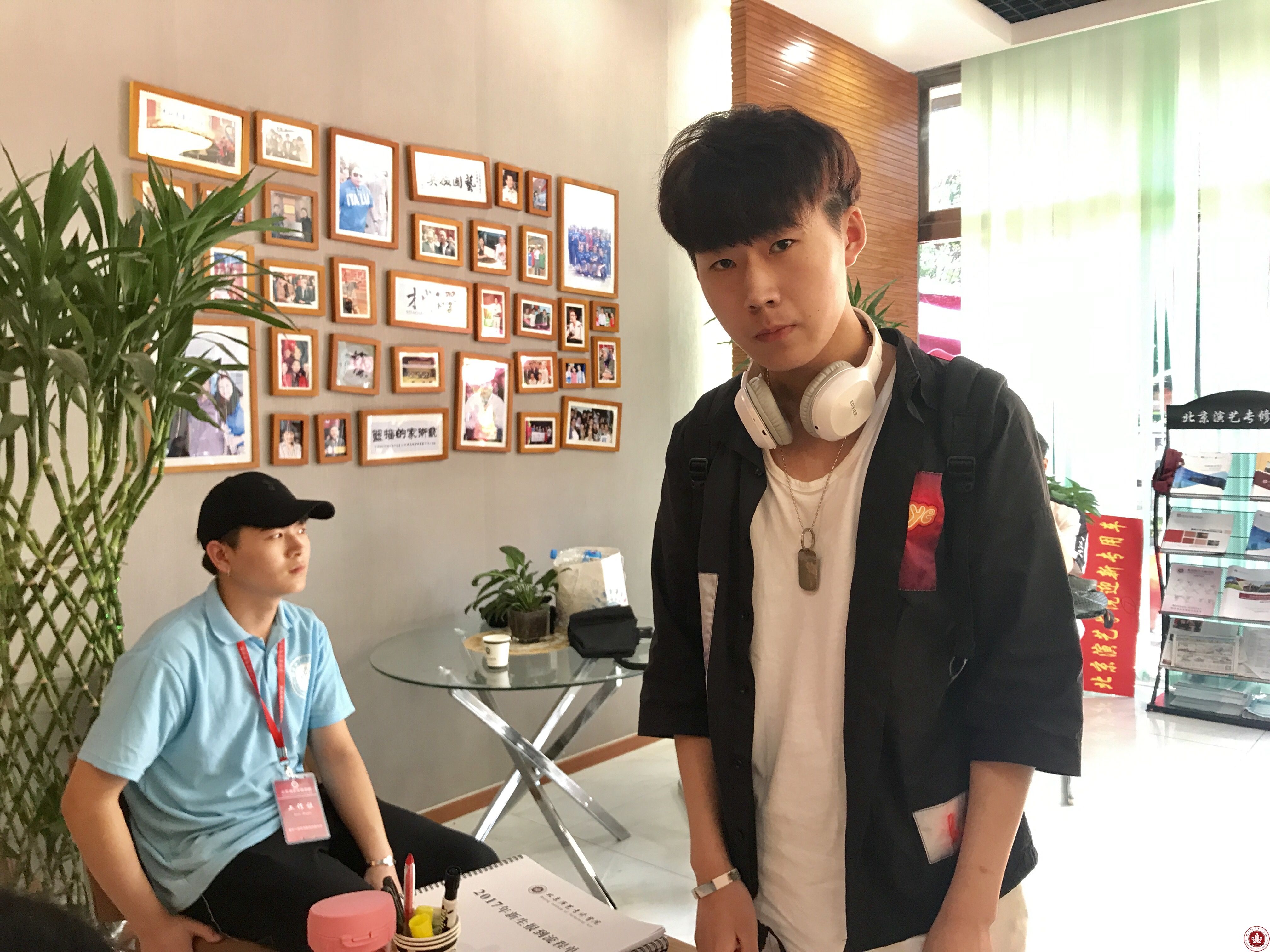 又是一年开学季，北京演艺专修学院新生报到美女帅哥如云