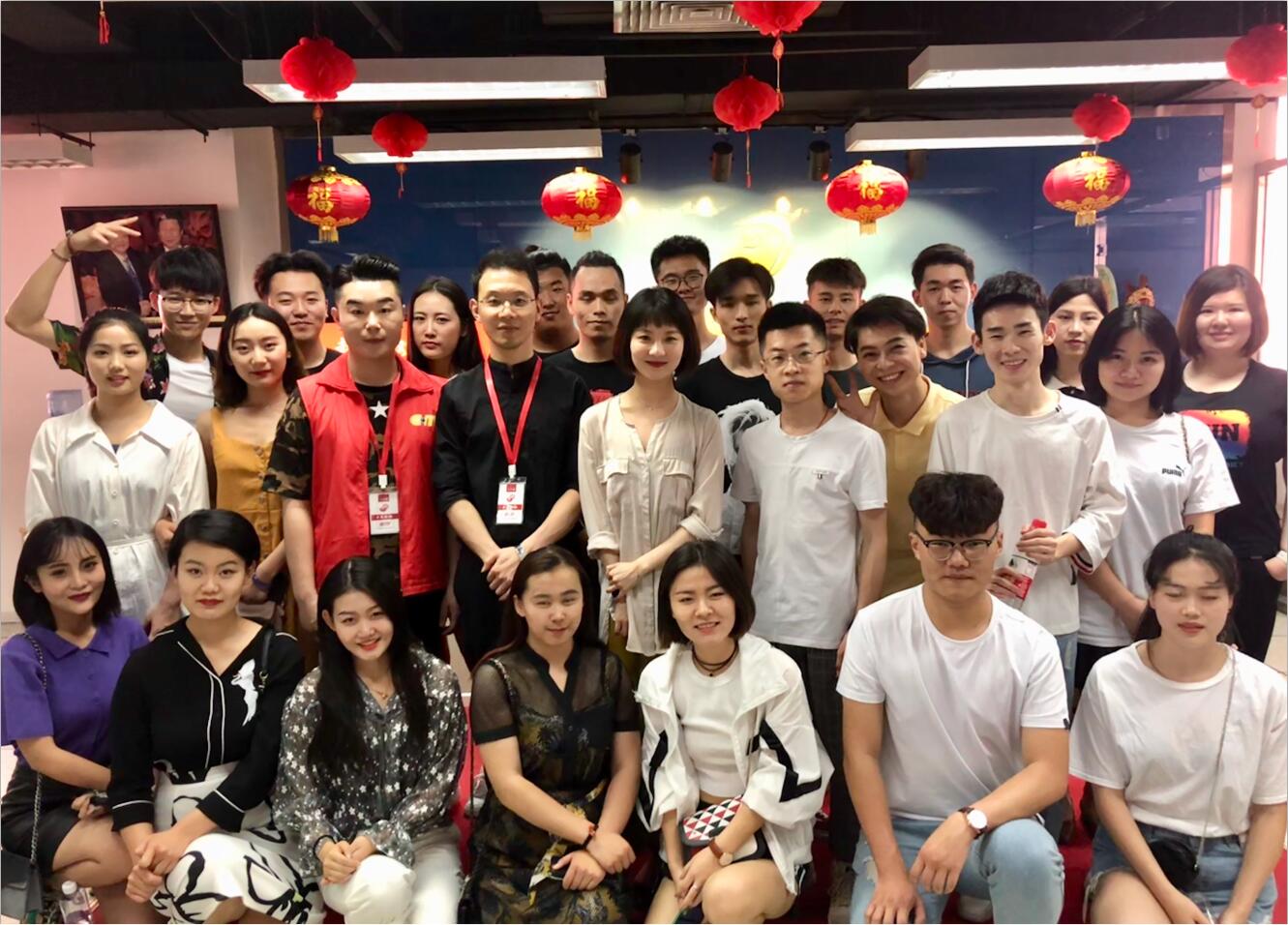 中华卫视黄阿原主席接见我院“精英杯“主持人大赛12强选手 中华卫视黄阿原主席接见我院“精英杯“主持人大赛12强选手