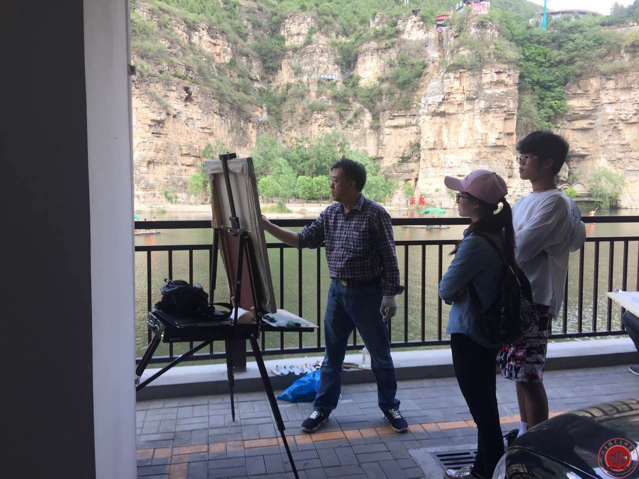 艺术设计系带领学生开展户外写生活动