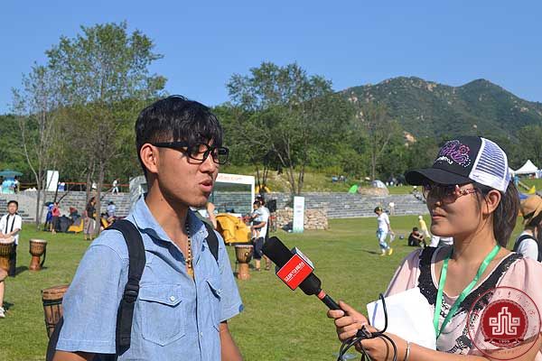 我院器乐与音乐制作系电吉他专业学生杨成接受电视台采访 我院器乐与音乐制作系电吉他专业学生杨成接受电视台采访