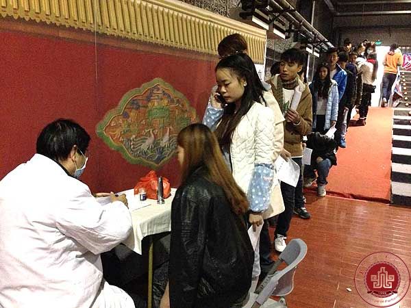 学生处组织2014级新生进行健康体检
