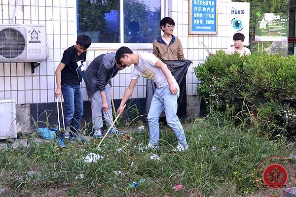 清扫垃圾,净化校园 清扫垃圾,净化校园