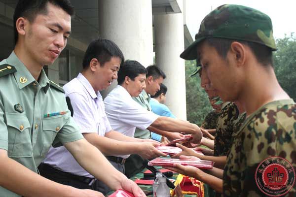 我院2013级新生军训闭营仪式圆满结束 我院2013级新生军训闭营仪式圆满结束