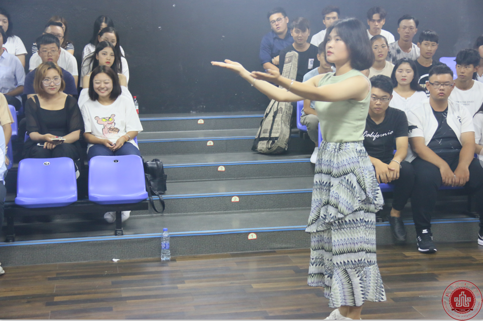 王振江、邓璿教授为2017级播音主持专业学生做专业测试 王振江、邓璿教授为2017级播音主持专业学生做专业测试