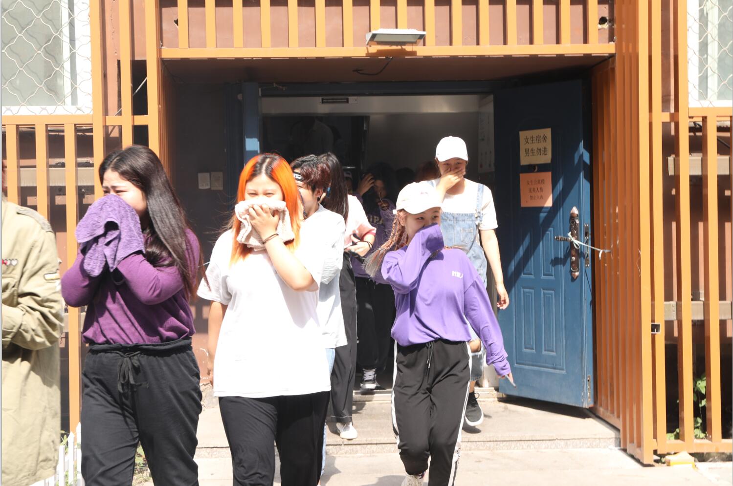 北京演艺专修学院举行2018级新生消防安全逃生应急演练 北京演艺专修学院举行2018级新生消防安全逃生应急演练