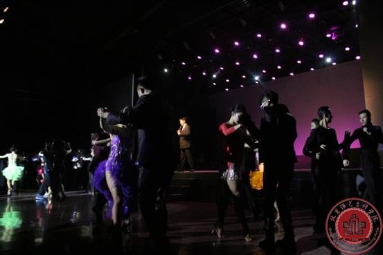 我院成功举办“夜伴舞声”吸血鬼主题化妆舞会