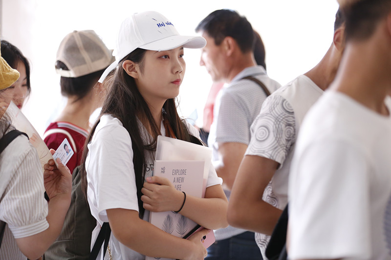 人气火爆 ——北京演艺专修学院2018新生报到首日现场直击