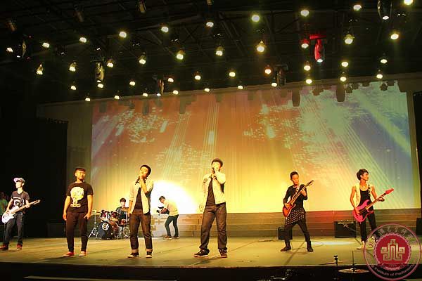 我院2013-2014学年开学典礼暨教师节庆祝大会隆重举行