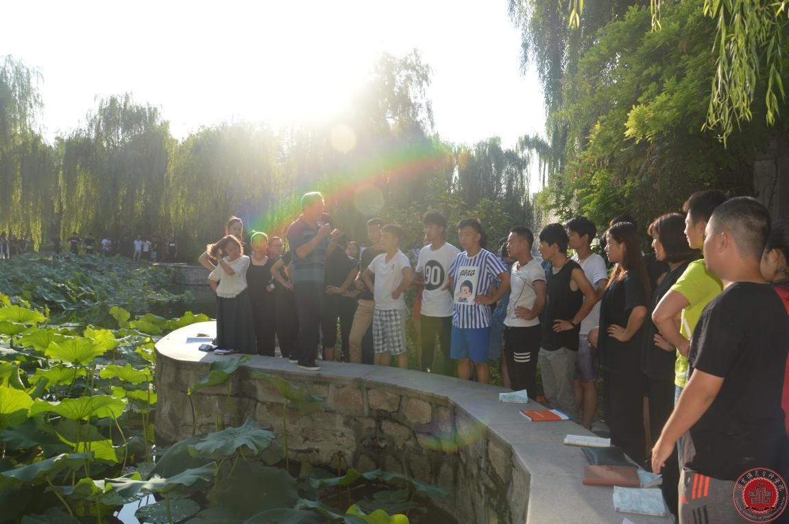 因为我们都年轻，每个人都有神圣的梦