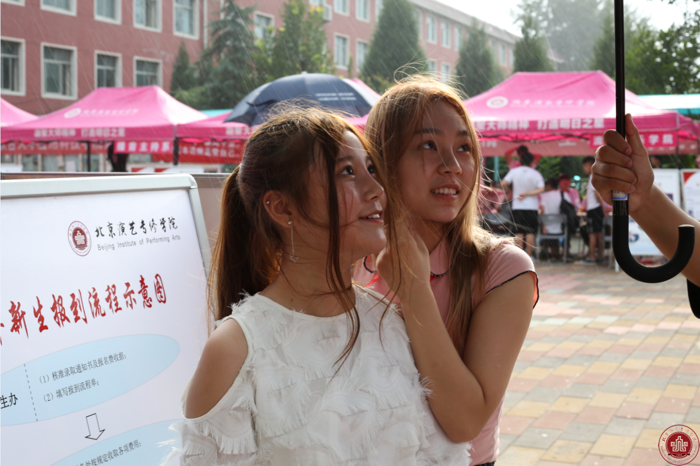 又是一年开学季，北京演艺专修学院新生报到美女帅哥如云