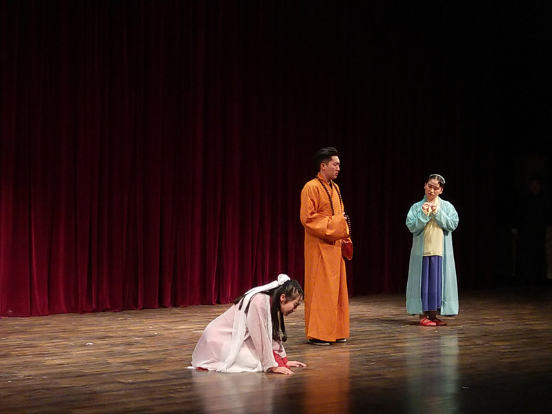 表演系16级6、8班学生在实验剧场举行台词汇报演出 表演系16级6、8班学生在实验剧场举行台词汇报演出