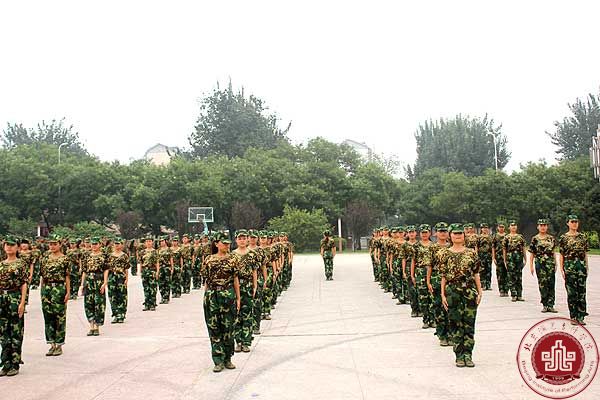 我院2013级新生军训闭营仪式圆满结束 我院2013级新生军训闭营仪式圆满结束