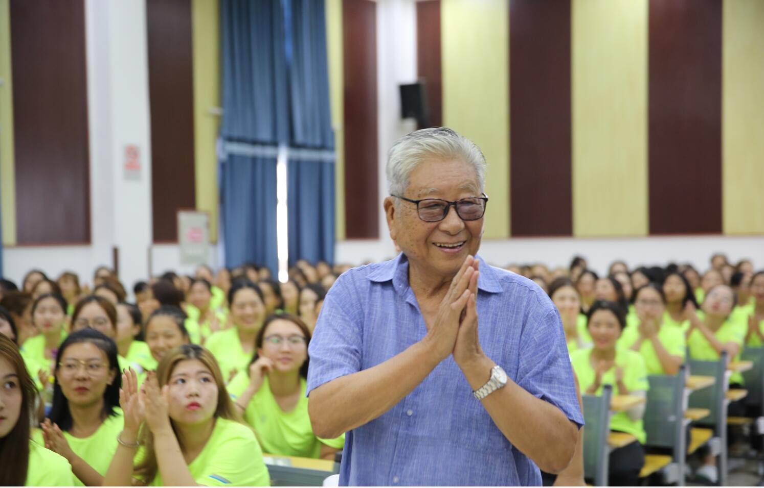 梁伯龙教授前往2018级新生军训基地进行讲座 梁伯龙教授前往2018级新生军训基地进行讲座