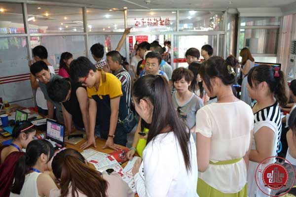 我院新生开始报到入学