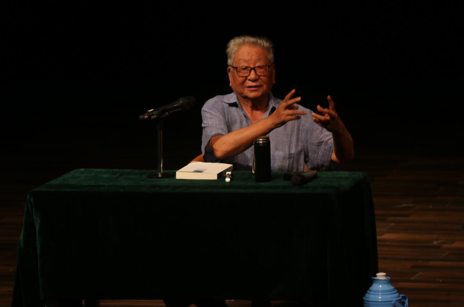 梁伯龙教授为表演系新生讲授开学第一课