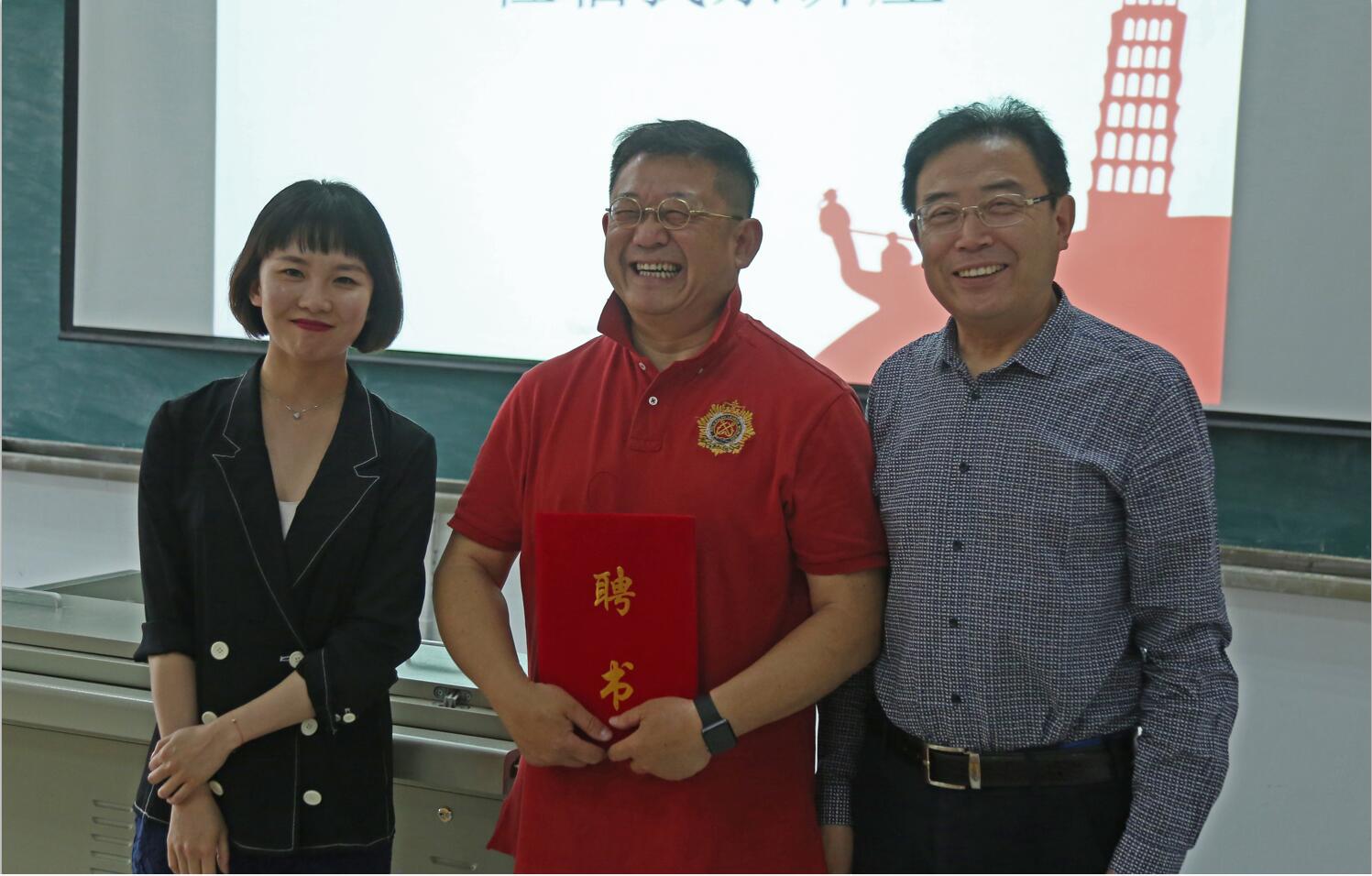 著名配音员李立宏老师来北京演艺专修学院举办讲座 著名配音员李立宏老师来北京演艺专修学院举办讲座