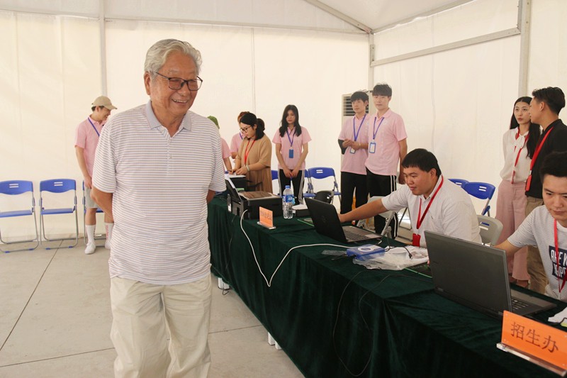 终于等到你:直击2018级第一批新生报到现场 终于等到你:直击2018级第一批新生报到现场