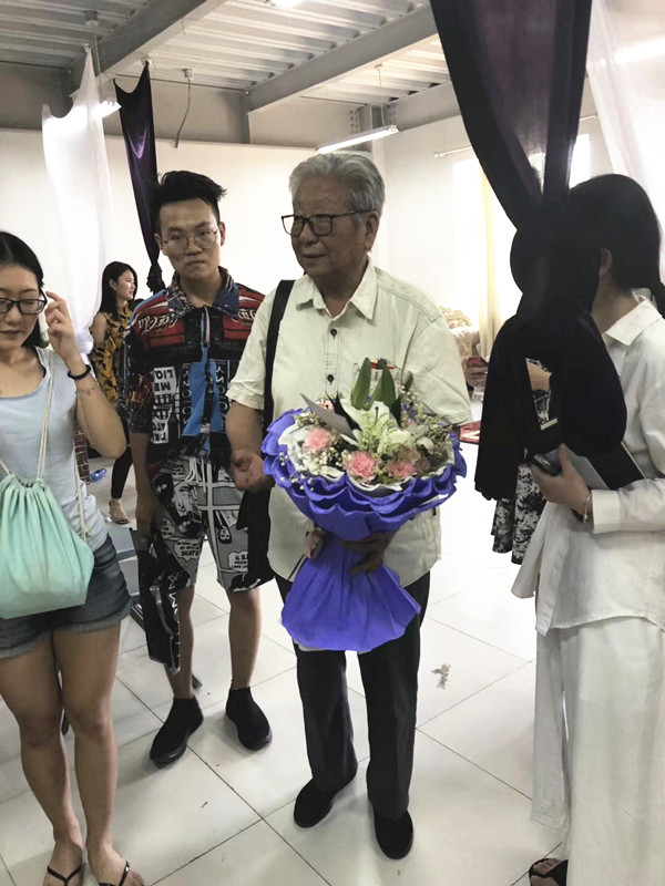 梁伯龙教授走进16级学生表演课堂为学生授课 梁伯龙教授走进16级学生表演课堂为学生授课