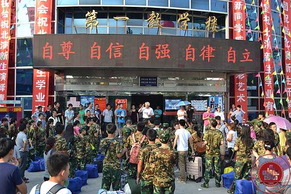 我院新生开始报到入学