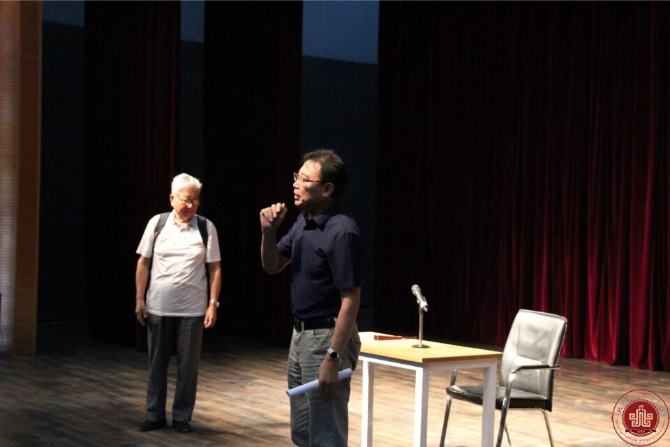 梁伯龙教授为2017级表演系新生讲授大学开学第一课 梁伯龙教授为2017级表演系新生讲授大学开学第一课