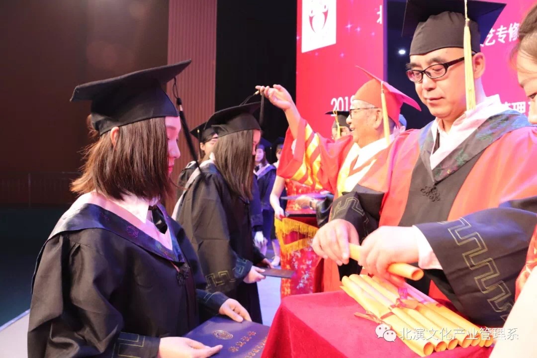 挥手别校园 扬头向前方 挥手别校园 扬头向前方