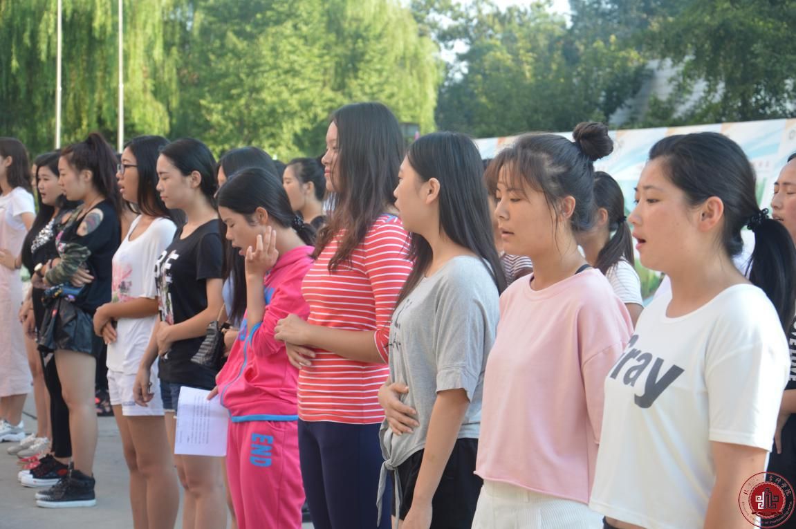 因为我们都年轻，每个人都有神圣的梦