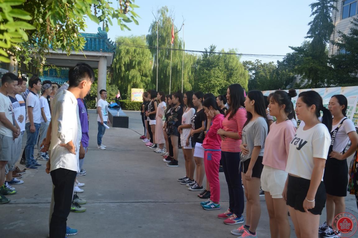 因为我们都年轻，每个人都有神圣的梦