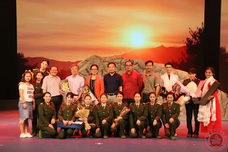 表演系14级大戏《女兵连来了个男家属》在北演剧场隆重上演