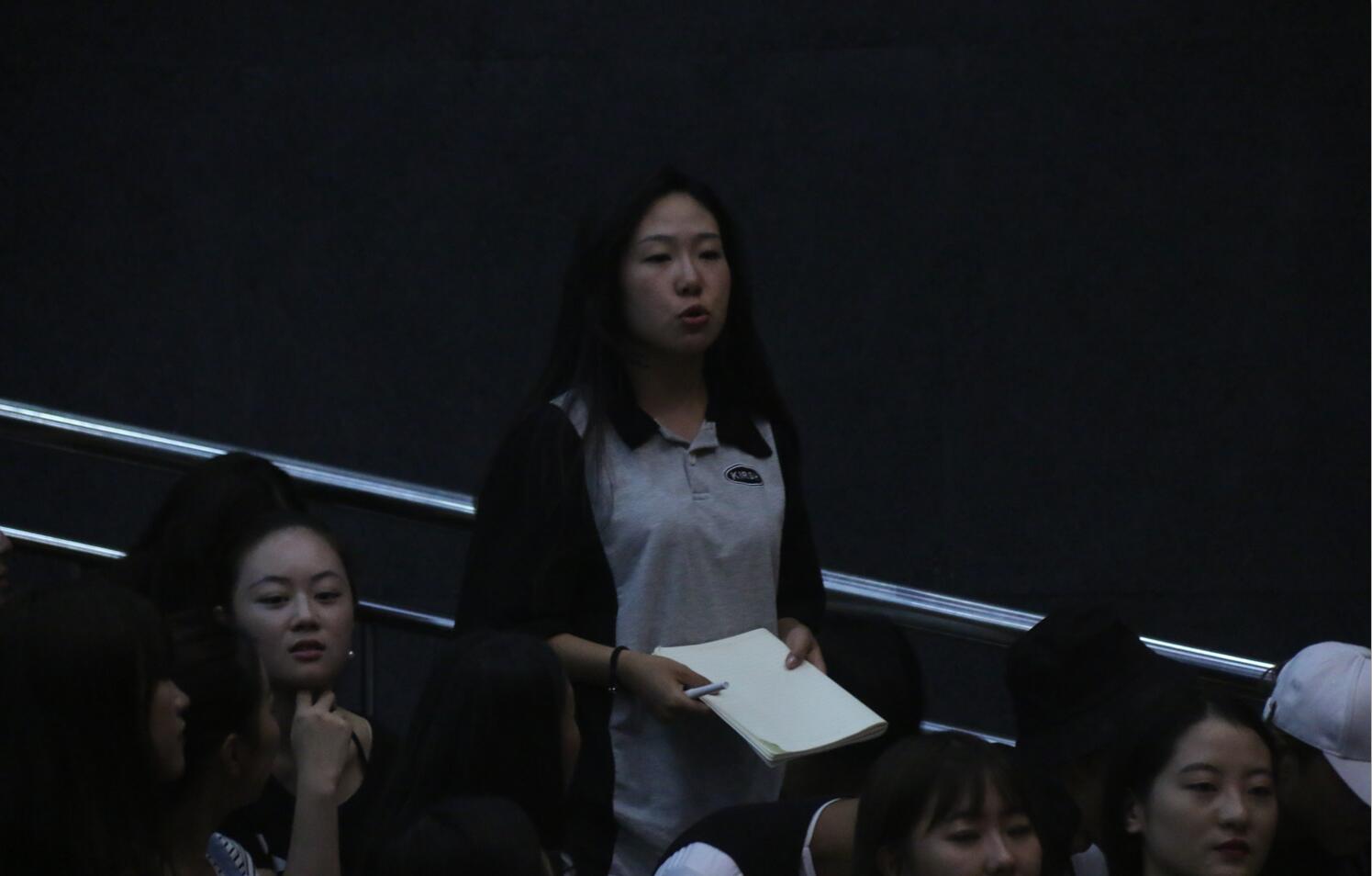 梁伯龙教授为表演系新生讲授开学第一课